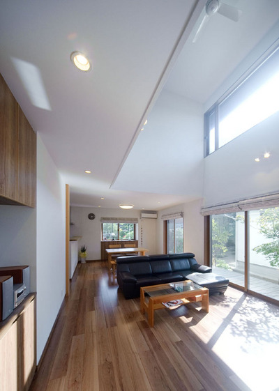 明るい日差しが差し込むLDK。