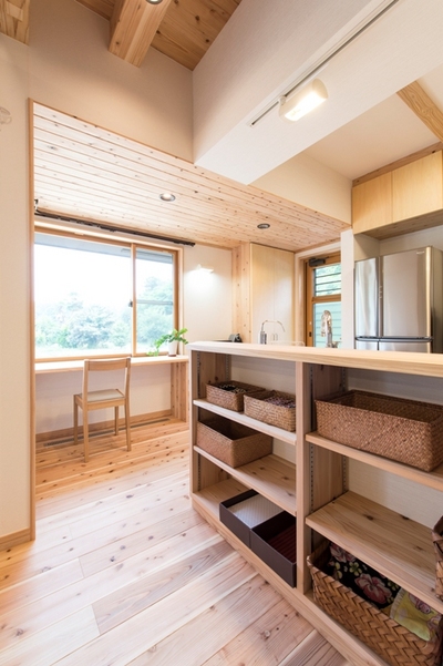 キッチンの横につくったフリースペースは家事の合間に本を読んだり、将来お子様が宿題をできるように。気分転換できる癒しの場。 キッチンの横につくったフリースペースは家事の合間に本を読んだり、将来お子様が宿題をできるように。気分転換できる癒しの場。