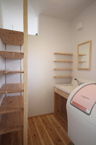 二階洗面室。仕切りの壁に少し空間を作ったことで、圧迫感のない明るい洗面室に。