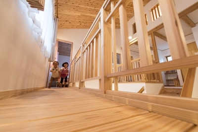子供部屋とご夫婦の寝室をつなぐ2階の渡り廊下。これがあることで、一周まわって遊べる贅沢なつくり。