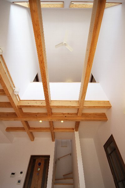 吹抜けで開放感のあるリビング