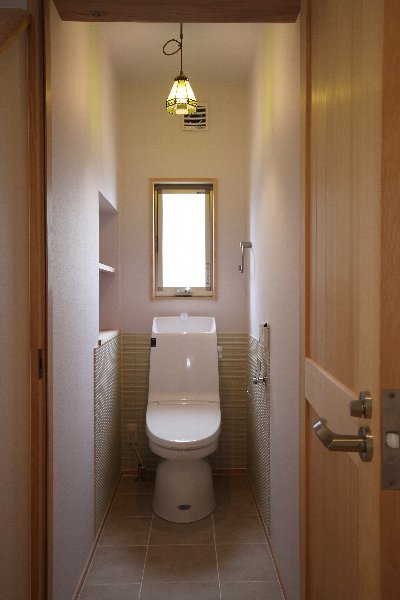 トイレの床と壁の一部をタイル張りにしたことで清潔感がアップ♪ トイレの床と壁の一部をタイル張りにしたことで清潔感がアップ♪