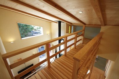 渡り廊下。奥のロフトの壁は水色にし、明るい雰囲気に