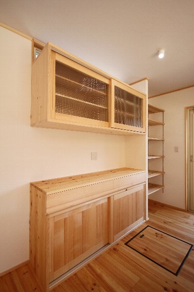 チェッカーガラスをはめ込んだ造作の食器棚