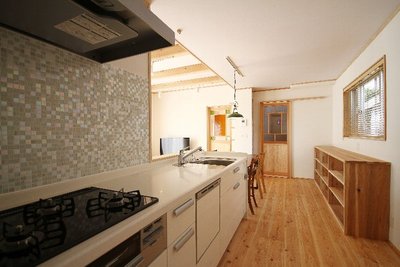 キッチンに立つのが楽しくなるカラフルなタイル貼りのキッチン