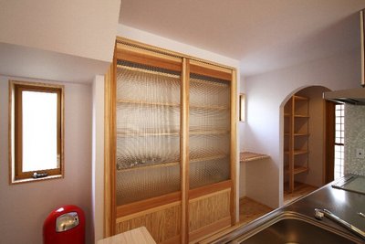 チェッカーガラスをはめ込んだ造作食器棚がナチュラルテイストのT様邸によく馴染みます