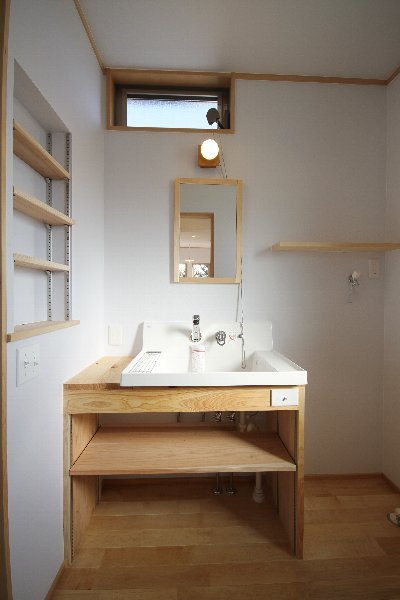 洗面コーナー。ニッチには可動棚を設けました