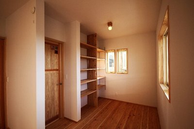 本棚を設置し、書斎も兼ねた2階主寝室 本棚を設置し、書斎も兼ねた2階主寝室