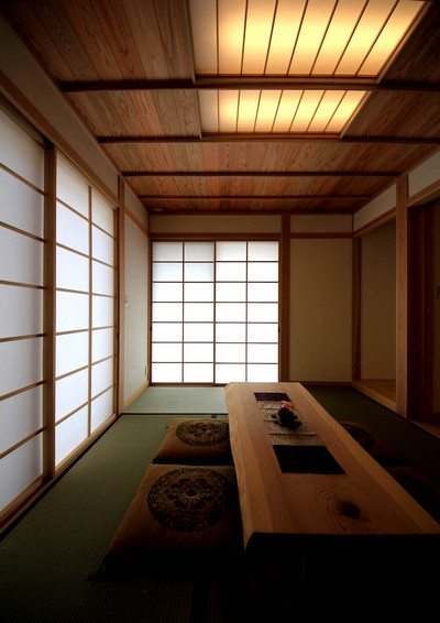 リビングルームと隣り合わせた和室は二面採光。端正な内障子や竿縁天井、間接照明など、簡素な中に日本の伝統美が感じられます。 リビングルームと隣り合わせた和室は二面採光。端正な内障子や竿縁天井、間接照明など、簡素な中に日本の伝統美が感じられます。