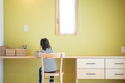 ダイニングの一角に設けた大工さん手作りのファミリーカウンター。子どもたちが遊ぶ様子を見ながら家事もらくらく。