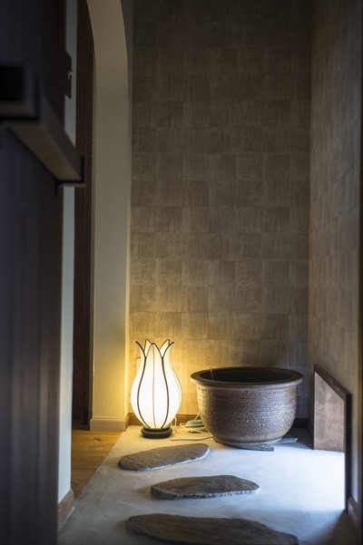 個性豊かな和室の入口。
玄関ホールの飛石からくぐり戸を抜けて部屋に入ります。 
和室入口の壺には金魚が泳いでいます。