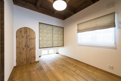 アーチ型の扉の中は将来お仏壇を置く予定。 普段の生活で広々使えるように床はリビングと同じボルドーパインのフローリングに。お客様が宿泊されるときは白と黒の市松柄の薄畳を敷いてモダン和風の部屋に模様替えします。 アーチ型の扉の中は将来お仏壇を置く予定。 普段の生活で広々使えるように床はリビングと同じボルドーパインのフローリングに。お客様が宿泊されるときは白と黒の市松柄の薄畳を敷いてモダン和風の部屋に模様替えします。