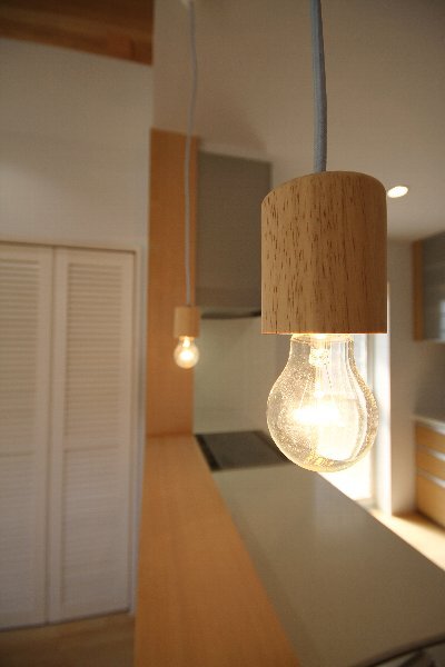 ランプのコードは水色をセレクト。これだけで部屋の雰囲気がぐっと明るくなります！