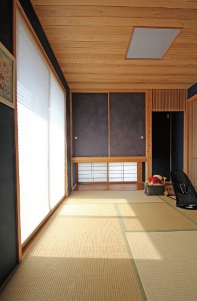 リビング横の和室は、子育ての空間であり、玄関土間ともつながっているため、客間としても重宝している。