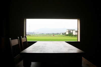 風景がピクチャーウインドウになり、癒しの空間に仕上がったダイニング
