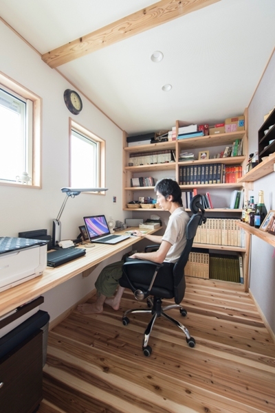 多趣味なご主人様のプライベート空間。本棚やコレクションを飾る棚は全て造作。 多趣味なご主人様のプライベート空間。本棚やコレクションを飾る棚は全て造作。