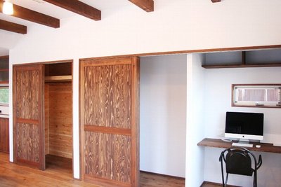 引戸の中はたっぷりの収納とパソコンコーナー