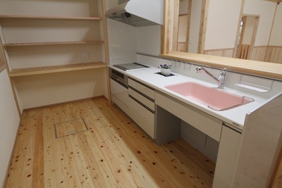 食器棚を置いてもゆとりのあるキッチン。車いすでも使用可能