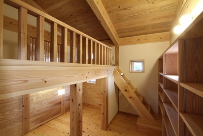 屋根裏部屋のような空間。子供にも大好きだが、ご主人も好きな場所。 屋根裏部屋のような空間。子供にも大好きだが、ご主人も好きな場所。