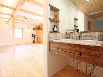 洗面台はリビングに近い動線に。大きめシンクで機能性にもこだわりました。