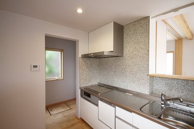 キッチン横はパントリー。食材はこちらに収納し、キッチンはスッキリと見せることができます。