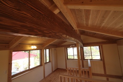 二階には大きな太鼓梁の存在感たっぷりです。