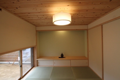 和風になりがちな和室も、床をつくらずにシンプルなカウンターで。壁の珪藻土の色を変えて少しモダンな雰囲気に仕上げました