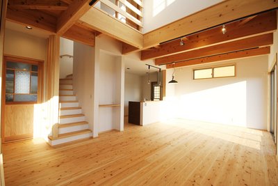 ＬＤＫ。吹抜け上部、南側の窓よりたっぷりの光と風を運んでくれます。