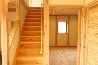 階段の横の主寝室