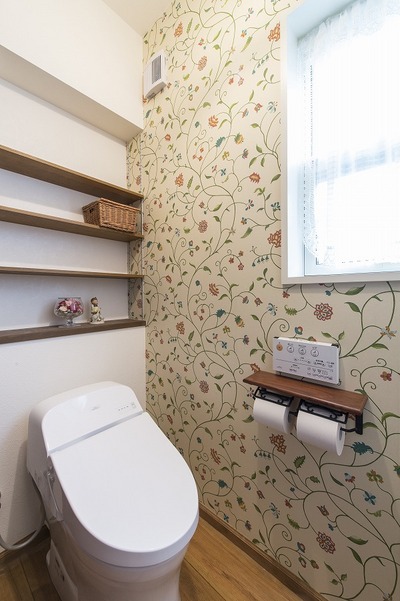 ローラアシュレーの花柄のような雰囲気のイメージにピッタシのクロスをチョイス。