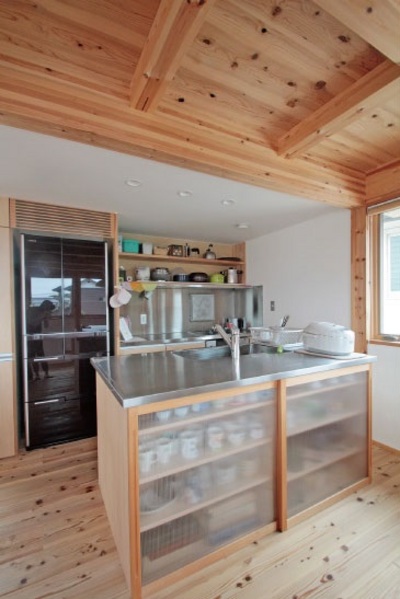 奥様こだわりのアイランドキッチン。
使う人のサイズや形、収納や作業性を考えて設計されている。
