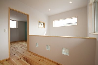 吹抜け横の二階フリースペース。1階リビングの声もすぐに届く家族のぬくもり感じるスペース。 吹抜け横の二階フリースペース。1階リビングの声もすぐに届く家族のぬくもり感じるスペース。