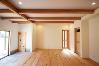 土間リビングは、家の外がぐんと近くに感じられ、中にいながら敷地いっぱいの空間を満喫できます