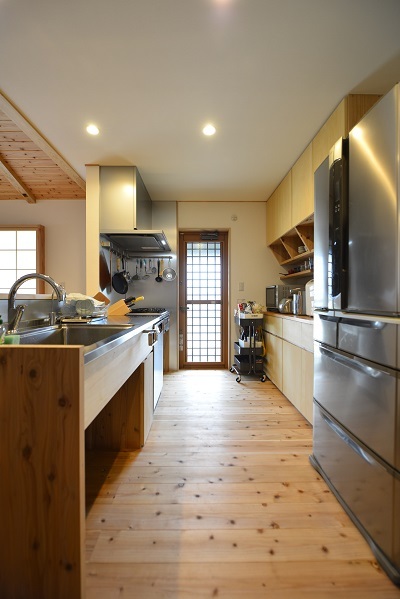 いつも使うキッチンだから楽しく、機能的に設計。ドイツ製の食洗機が入った造作のキッチン。キッチンカウンターや収納棚も造作。