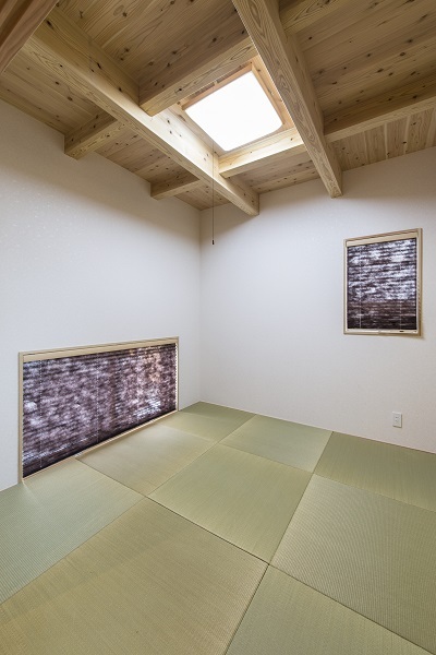 リビングと一体で使える和室は子供のお昼寝にも便利。天井の梁は小国杉。