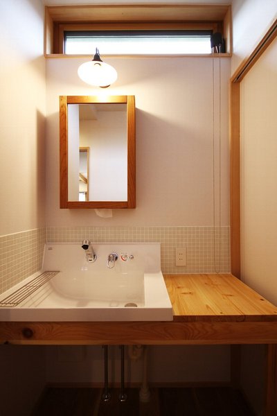 洗面コーナー。鏡の下からティッシュをとれるように設計。