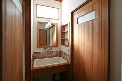 可愛いタイルをあしらった造作の洗面台。