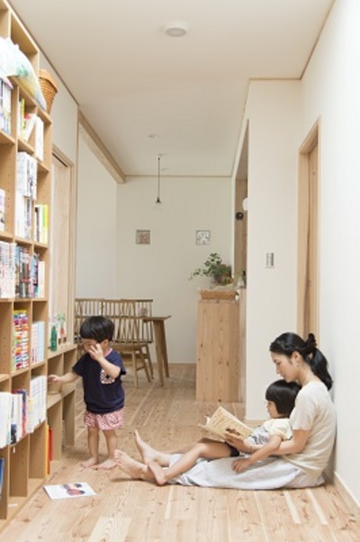 幅の広い廊下は大人も子供も床に座って本を読む図書コーナー。トップライトから自然光が差し込みとても明るいです。