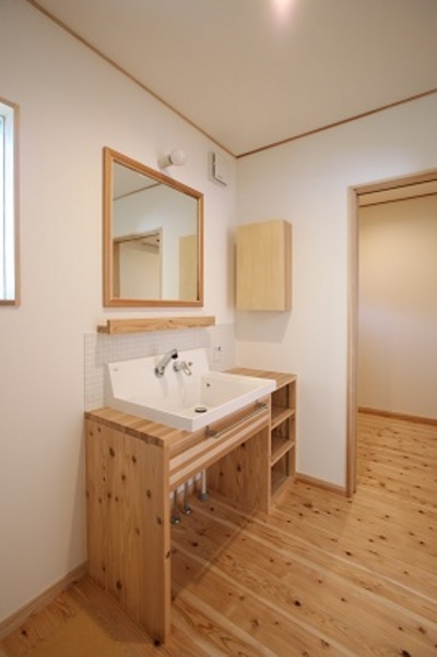 造作の洗面台。人気の浴室・洗面室に隣接する納戸。パジャマや下着などの収納ができてとても便利です。 造作の洗面台。人気の浴室・洗面室に隣接する納戸。パジャマや下着などの収納ができてとても便利です。