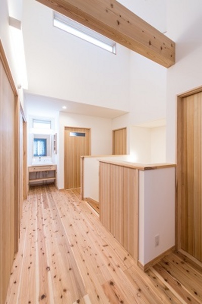 2Fは子供部屋と寝室と書斎を設け、トイレと別に洗面台を設置。冷気を遮断する引き戸を階段につけました。 2Fは子供部屋と寝室と書斎を設け、トイレと別に洗面台を設置。冷気を遮断する引き戸を階段につけました。