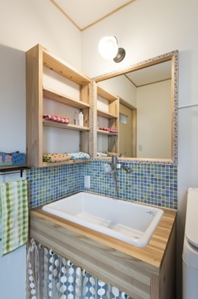お施主様が選ばれたグリーンとイエローのタイルが可愛い造作の洗面台。