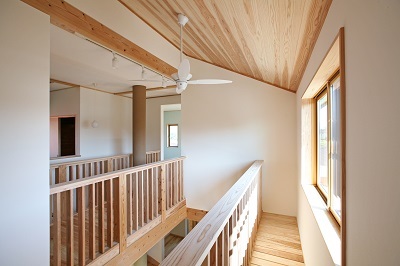 キャットウォークは無垢の構造材を等間隔に並べ、スリットから木漏れ日が下のリビングに降り注ぎます。窓のお手入れも簡単。