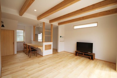 無垢材で仕上げた床は、素足がとても心地よい、快適な空間