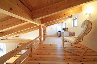 「最近はここで寝ています」というご主人。読書や趣味部屋など男の隠れ家的な小屋裏空間。