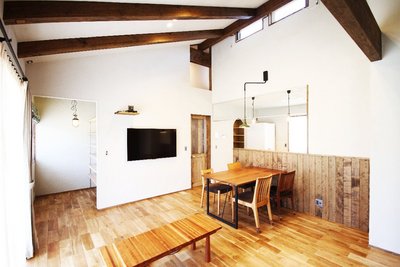 リビング・ダイニングの壁はI 様ご夫婦で珪藻土塗りされ、自然素材に囲まれた愛着ある室内に仕上がりました。