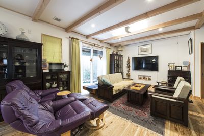 2世帯でもゆっくり寛げる広々としたリビング。