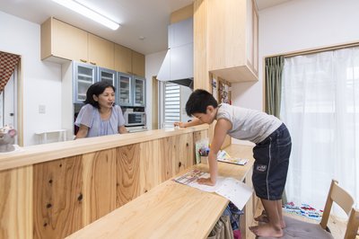 キッチンのカウンターで会話が弾みます。