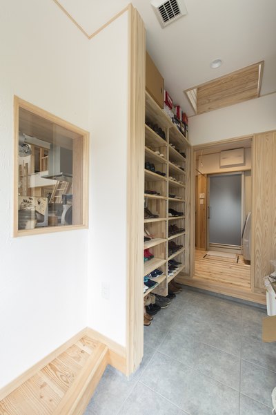 玄関のシューズインクロークからそのまま入れる洗面所。