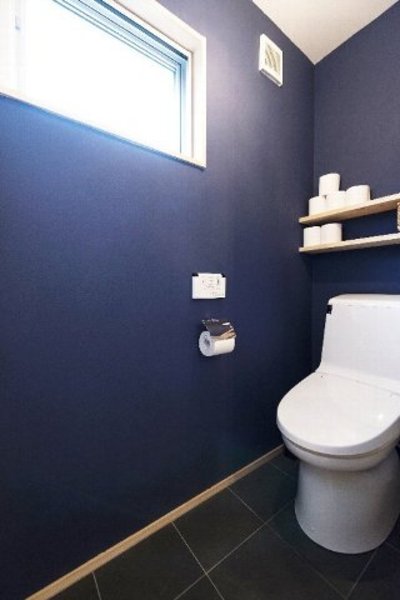 床は水気や汚れへの耐久性の高い石調タイル