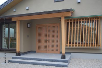 ポーチ柱には桧を利用しました。束石にもこだわりました。
